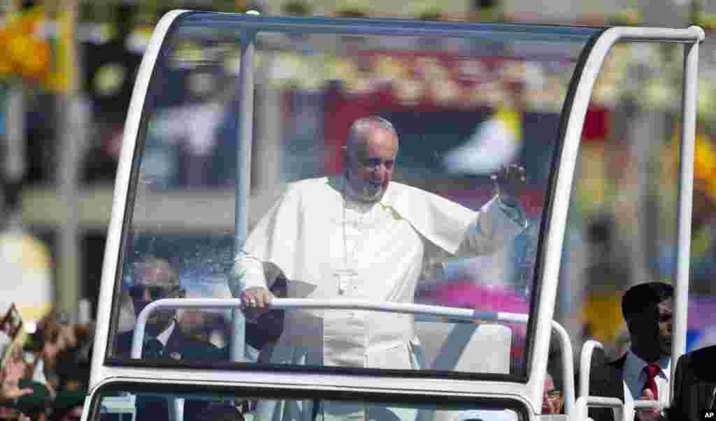 សម្តេចប៉ាប Francis លើកព្រះហស្ថទៅកាន់ក្រុមមនុស្សដែលរង់ចាំស្វាមគន៍សម្តេចប៉ាប នៅជាយក្រុង កូឡុំប៊ូ ប្រទេសស្រីលង្កា នៅថ្ងៃទី១៣ ខែមករា ឆ្នាំ២០១៥។