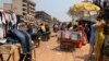 Les marchands ambulants occupants encore la voie publique au lieu-dit Barrière à la sortie sud de Yaoundé.