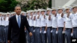 លោក​ប្រធានាធិបតី​ Barack Obama មក​ដល់​បណ្ឌិត​សភាយោ​ធា​នៅ​ West Point រដ្ឋ​ញូវយក ដើម្បី​ថ្លែង​សុន្ទរកថា​ក្នុង​ពិធី​ចែក​សញ្ញាប័ត្រ កាល​ពី​ថ្ងៃ​ទី​២៨ ខែ​ឧសភា ឆ្នាំ​២០១៤។