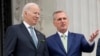 Архівне фото: президент США Джо Байден та спікер Палати представників Конгресу США Кевін Маккарті, 17 березня 2023 року