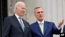 Архівне фото: президент США Джо Байден та спікер Палати представників Конгресу США Кевін Маккарті, 17 березня 2023 року