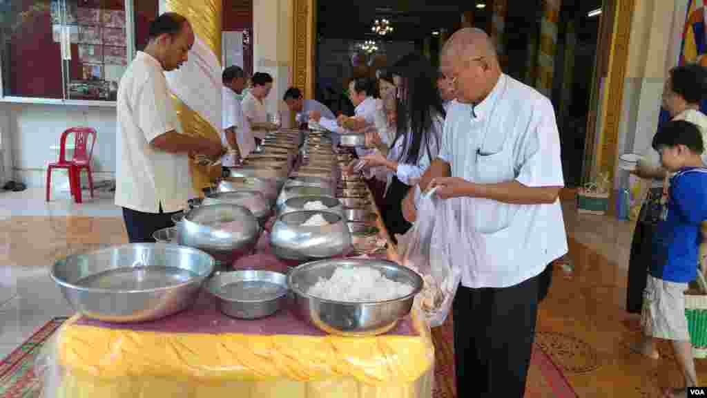 ពុទ្ធសាសនិករាប់បាតនៅក្នុងវត្តសំពៅមាស ក្នុងរាជធានីភ្នំពេញ នៅថ្ងៃកាន់បិណ្ឌទី៥ នៅថ្ងៃទី២១ ខែកញ្ញា ឆ្នាំ២០១៦។ (ប៊ុន ប៉េងហ៊ុយ/VOA)