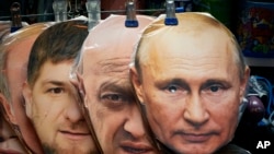 俄羅斯總統普京、瓦格納私人僱傭軍集團老闆普利戈津(Yevgeny Prigozhin)和車臣地區領導人拉姆贊·卡德羅夫(Ramzan Kadyrov)的面具掛在俄羅斯聖彼得堡市攤販上出售。照片攝於2023年6月4日,