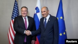 Le secrétaire d'État américain Mike Pompeo serre la main du Premier ministre slovène Janez Jansa avant leur réunion à Bled, en Slovénie, lors de la visite de Pompeo dans quatre pays en Europe centrale, le 13 août 2020. Jure Makovec / Pool via REUTERS