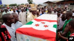 Les funérailles de Zedi Feruzi, opposant burundais tué la veille de l'élection présidentielle au Burundi. (AP Photo/Gildas Ngingo) 
