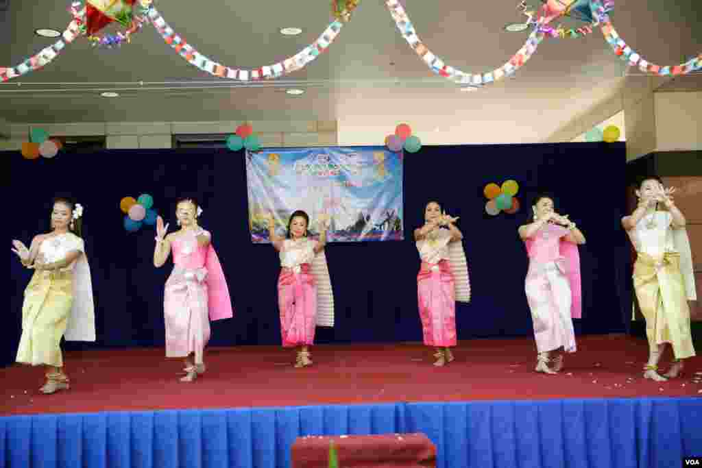 ភរិយារបស់ឯកអគ្គរដ្ឋទូតអាមេរិកប្រចាំកម្ពុជា អ្នកស្រី សុធី ហៃ ព្រមទាំងមន្រ្តីស្ថានទូតអាមេរិកប្រចាំកម្ពុជាកំពុងសម្តែងរបាំប្រពៃណីខ្មែរ ក្នុងការប្រារព្ធពិធីបុណ្យចូលឆ្នាំថ្មីប្រពៃណីជាតិខ្មែរ នៅក្នុងបរិវេណស្ថានទូតអាមេរិកប្រចាំកម្ពុជា នាថ្ងៃទី៦ ខែមេសា ឆ្នាំ២០១៨។(ទុំ ម្លិះ/VOA) 