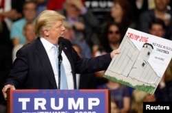 រូបឯកសារ​៖ លោក Donald Trump បេក្ខជន​ប្រធានាធិបតី​អាមេរិក​ខាង​គណបក្ស​សាធារណរដ្ឋ​បាន​លើក​បរដាមួយ​ដែល​គាំទ្រ​គម្រោង​របស់​លោក​ក្នុង​ការ​សាងសង់​ជញ្ជាំង​មួយ​ខណ្ឌ​សហរដ្ឋអាមេរិក​និង​ម៉ិចសិក​ នៅ​ទីក្រុង Fayetteville កាល​ពី​ថ្ងៃ​ទី​៩ ខែ​មីនា ឆ្នាំ​២០១៦។