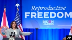 Makamu wa Rais Kamala Harris anazungumza juu ya utekelezaji wa marufuku ya utoaji mimba huko Florida Jumatano, Mei 1, 2024, huko Jacksonville, Florida.
