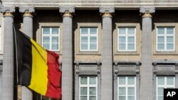 Le drapeau belge vole devant le parlement fédéral belge à Bruxelles, mercredi 12 février 2014. La Belgique est l'un des rares pays où l'euthanasie est légale. (AP Photo / Geert Vanden Wijngaert)