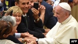 Le Pape François, à droite à Aula Paolo VI au Vatican, le 15 juin 2018.