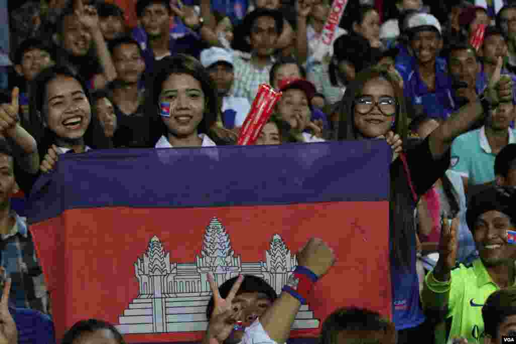 អ្នកទស្សនាជាង៦០.០០០នាក់ ហ៊ោកញ្រ្ជៀវគាំទ្រការប្រកួតបាត់ទាត់រវាង ក្រុមជម្រើសជាតិកម្ពុជានិងក្រុម Chinese Taipeiនៅក្នុងវគ្គជម្រុះបឋម នៃពានរង្វាន់ប្រចាំទ្វីបអាស៊ី 2019 Asian Cup qualifier។ កម្ពុជាទទួលបាន ២-០។(ឡេង ឡែន/VOA) 