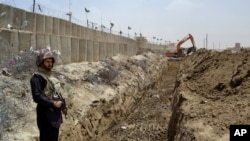 Un soldat pakistanais garde la frontière avec l'Afganistan, le 16 mai 2014.