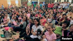 រូបឯកសារ៖ ស្រ្តី​ជា​ម្តាយ​ប្រមាណ១៧០ នាក់​ បំបៅដោះ​កូន​ អំឡុងពេល​​យុទ្ធនាការ​បំបៅដោះ​ជា​ក្រុម​មួយ ខាង​ក្នុង​មន្ទីរ​ទាហាន​ ក្នុង​ក្រុង Taguig ប្រទេស​ហ្វីលីពីន កាល​ពី​ថ្ងៃ​ទី០២ ខែ​សីហា ឆ្នាំ​២០១៤។