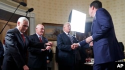 Le président Donald Trump salue James Comey, directeur du FBI, à la Maison Blanche, Washington, le 22 janvier 2017.