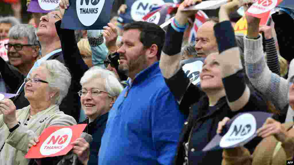Pro-Union 'No' supporters gather during a rally in Edinburgh, Scotland, Sept. 14, 2014.