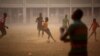 Des enfants jouent au football dans une cour de recréation à Bangui, Centrafrique, le 14 février 2016. 