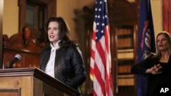 អភិបាលរដ្ឋ Michigan លោកស្រី Gretchen Whitmer ថ្លែងសុន្ទរកថាមួយនៅទីក្រុង Lansing រដ្ឋ Michigan កាលពីថ្ងៃទី ៨ ខែតុលា ឆ្នាំ២០២០។ 