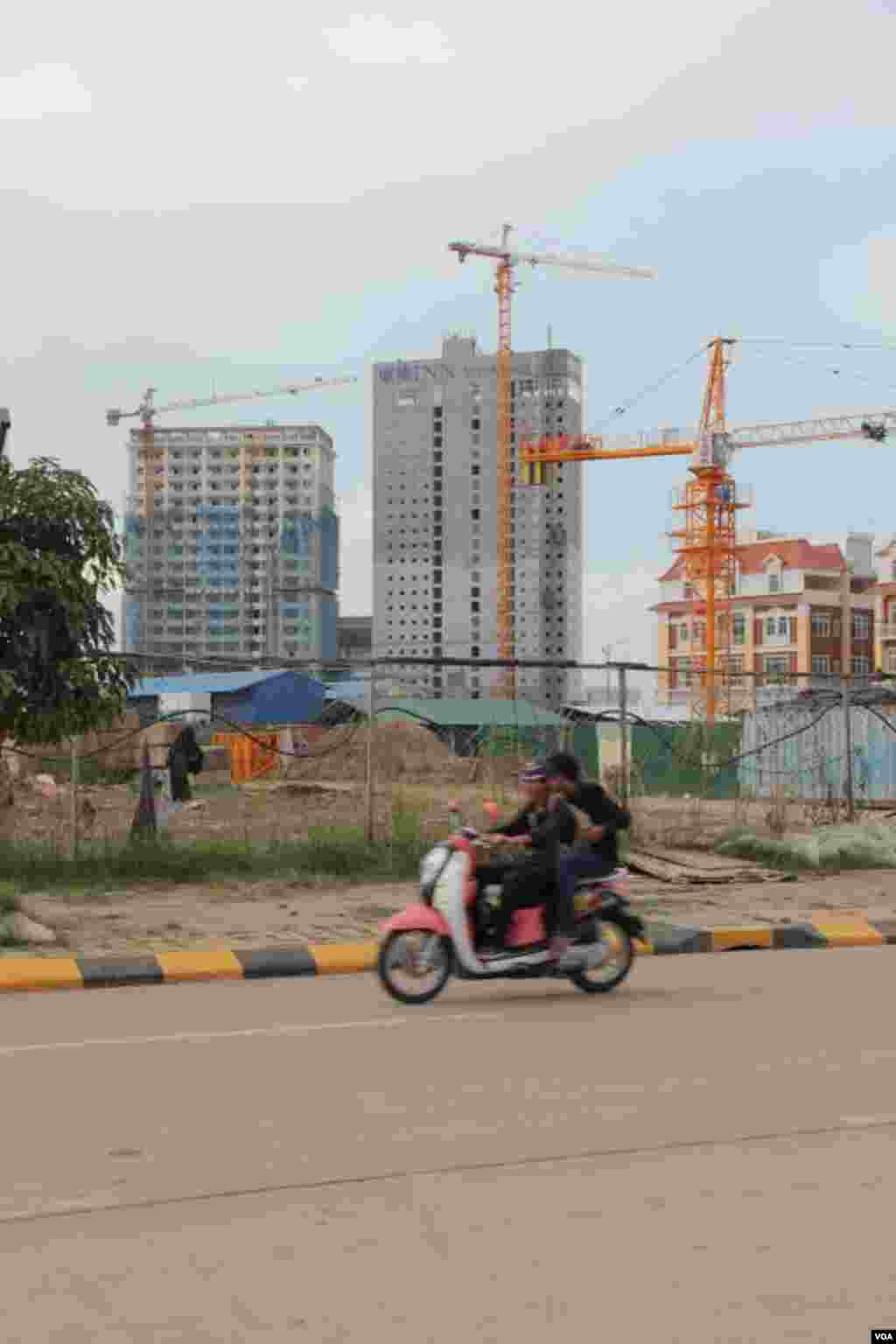 អគារខ្ពស់ៗកំពុងត្រូវបានសាងសង់ឡើងនៅក្នុងទីក្រុងភ្នំពេញ នៅថ្ងៃទី២៩ ខែកញ្ញា ឆ្នាំ២០១៤។ (នូវ ពៅលក្ខិណាVOA)