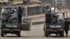 La police se tient prête à disperser les manifestants à Conakry, en Guinée, le 6 février 2018.