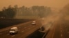 Una caravana de vehículos de emergencia circula por una carretera cerca del complejo de una compañía eléctrica afectada por los incendios en Vacaville, California, el 19 de agosto de 2020.