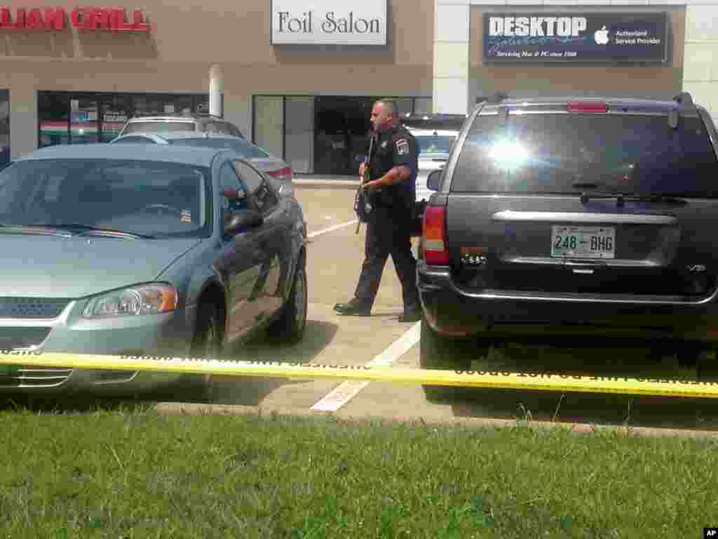 Des policiers se déploient après une fusillade à Chattanooga, Tennessee, le 16 juillet 2015.