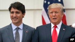 Des proches du Premier ministre Justin Trudeau et de Donald Trump font partie des clients de paradis fiscaux, ici ensemble à Washington DC, le 11 octobre 2017.
