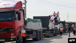 បុគ្គលិក Palestinian Red Crescent ដឹកជញ្ជូន​ជំនួយ​មនុស្សធម៌​ទៅ​កាន់​តំបន់​កាហ្សា​ពី​អេហ្ស៊ីប​តាម​ច្រក​ព្រំដែន Rafah នៅ​ថ្ងៃទី ២១ ខែតុលា ឆ្នាំ២០២៣​នេះ។