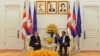 Outgoing US Ambassador William A. Heidt (left) meets with Cambodian Prime Minister Hun Sen (right) to discuss relations between the two countries, Phnom Penh, November 20, 2018. (Courtesy of U.S. Embassy Phnom Penh, Cambodia) 