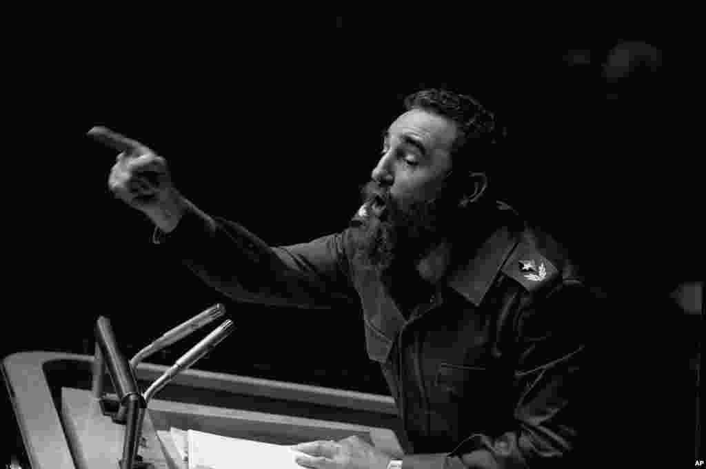 Fidel Castro, président cubain, pointe du doigt lors de son long discours devant l'Assemblée générale des États-Unis, à New York, 12 octobre 1979. 