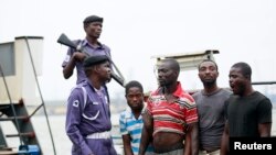 Des pirates présumés à bord d'un navire après leur arrestation par la marine nigériane à Lagos 20 Août 2013. (Photo Reuters)