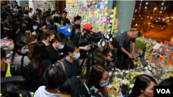 香港民眾星期五晚間(11月8日) 悼念警方在將軍澳清場過程中離奇墜樓身亡的香港科大學生週梓樂。 (美國之音圖片/鬱崗拍攝)