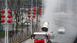 武漢工人在街道上噴灑消毒藥水以抗擊新冠疫情。（2020年2月10日）