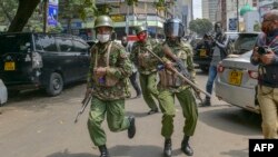 Des agents de l'Unité des services généraux lors d'une manifestation qui participent à une marche pour protester contre la brutalité et le harcèlement de la police, en particulier contre les pauvres, à Nairobi, le 7 juillet 2020.