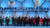 11月10日，参加北京APEC峰会的各国领导人偕夫人在北京水立方拍的全家福。