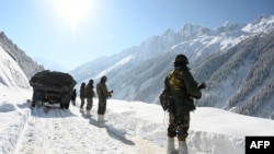 印度軍人在拉達克邊境地區的一條公路上進行觀察（2021年2月28日）