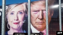 Les candidats à la présidentielle Hillary Clinton et Donald Trump en photo sur un véhicule de la chaîne CNN, à Hempsted, New York, le 24 septembre 2016..