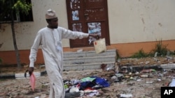 Un homme passe à côté des objets abandonnés après un attentat attribué à Boko Haram, à Zaria, Nigeria, le 7 juillet 2015.