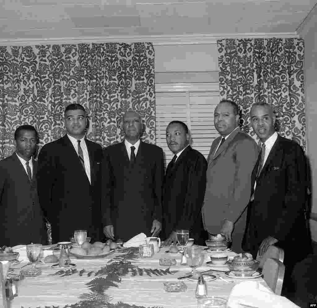 លោក John Lewis (ទីមួយរាប់ពីឆ្វេង) ជួបប្រជុំជាមួយនឹងមេដឹកនាំទាមទារសិទ្ធិពលរដ្ឋដទៃទៀតដែលរួមមានទាំងលោក Martin Luther King ដើម្បីរៀបចំការតវ៉ាទាមទារសិទ្ធិឲ្យពលរដ្ឋស្បែកខ្មៅ ហៅថា "March on Washington" ទីក្រុងញូវយ៉ក សហរដ្ឋអាមេរិក ថ្ងៃទី ៧ ខែមីនា ឆ្នាំ២០១៥។ 