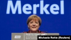 La Chancelliere Angela Merkel s'addresse au parti de l'union sociale chretienne, dans un congres a Munich, Allemagne, november 20, 2015. REUTERS/Michaela Rehle - RTS85ML