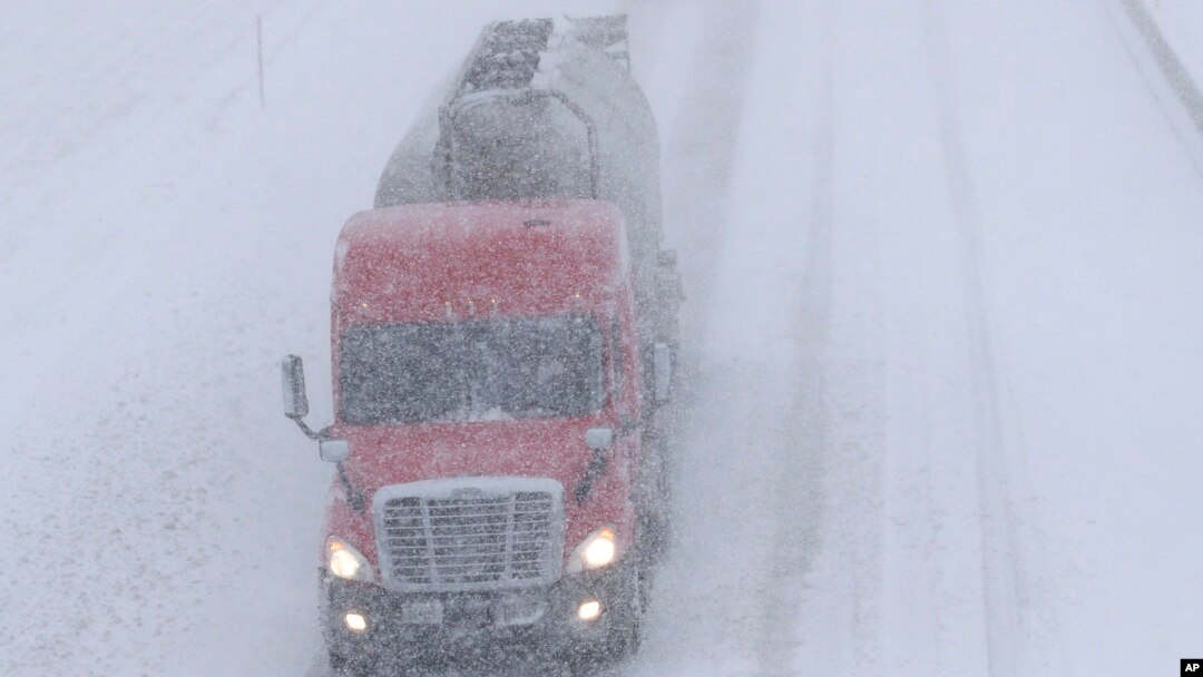 Las ventiscas a causa de la tormenta invernal obligaron el domingo 25 de noviembre de 2018 al cierre de carreteras y cancelación de vuelos en varios sitios de EE.UU.