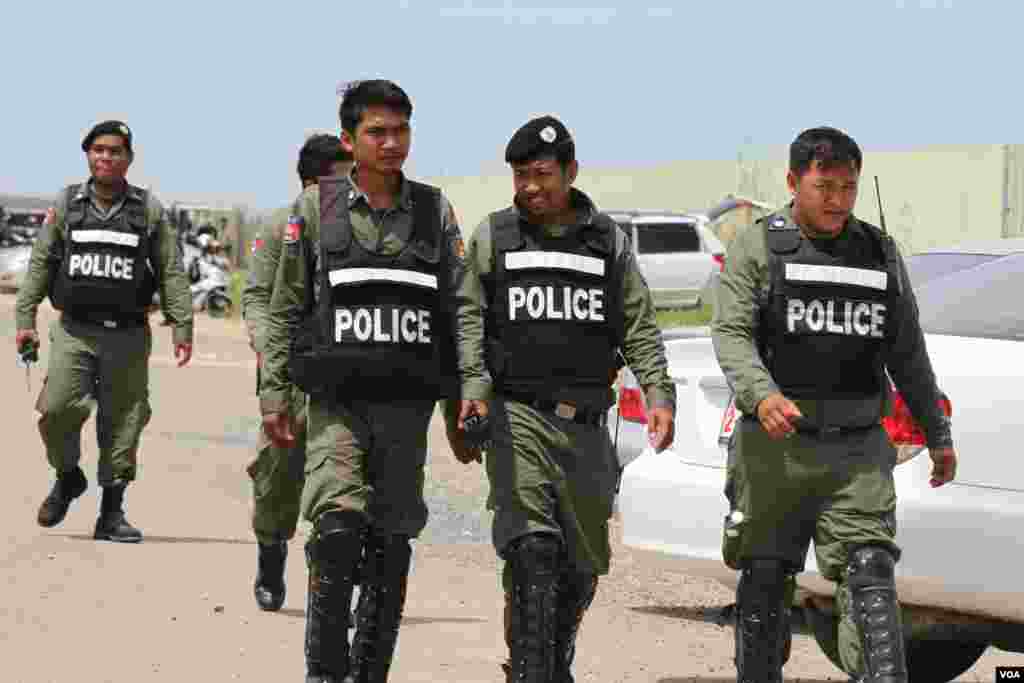 កងកម្លាំងសមត្ថកិច្ចប្រមាណ១.០០០នាក់ល្បាតធ្វើការល្បាតនៅថ្ងៃអង្គារ ទី១៤ ខែមិថុនា ឆ្នាំ២០១៦ លើផ្លូវ៦០ម៉ែត្រ សង្កាត់ចាក់អង្រែក្រោម ខណ្ឌមានជ័យ ដែលមានចម្ងាយប្រមាណជាង៦០០ម៉ែត្រពីទីស្នាក់ការកណ្ដាលគណបក្សប្រឆាំង។ (ឡេង ឡែន/VOA)