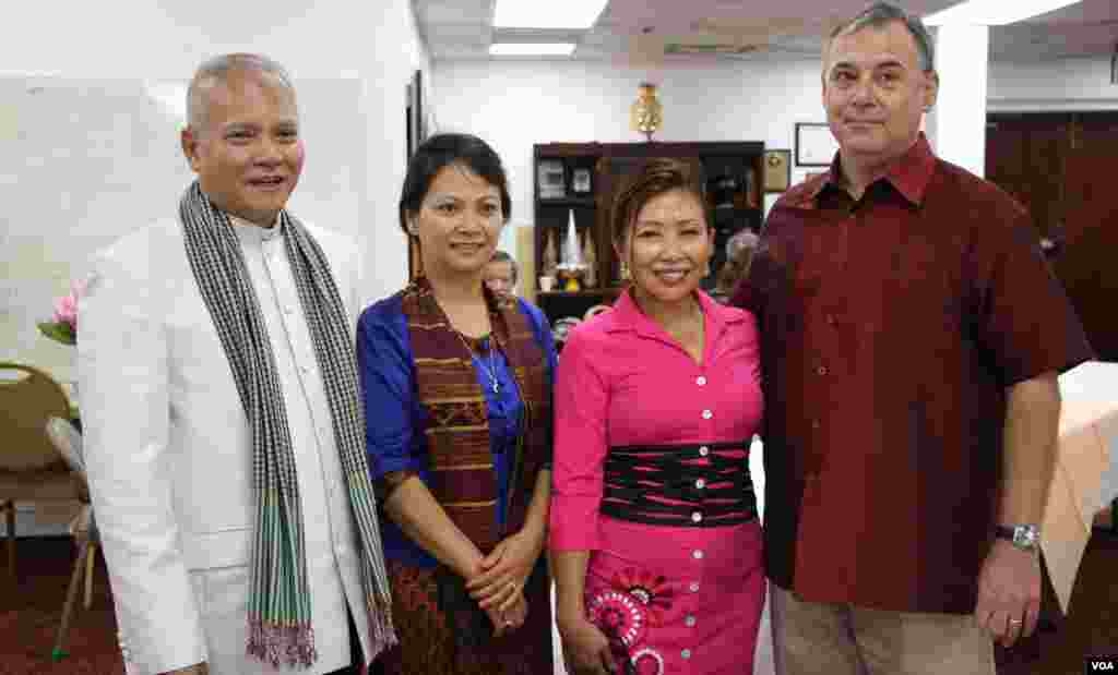 លោក William Heidt ឯកអគ្គរដ្ឋទូតអាមេរិកប្រចាំប្រទេសកម្ពុជា និងភរិយា អ្នកស្រី Sotie Heidt ថតរូបអនុស្សារីយ៍ជាមួយពលរដ្ឋខ្មែរអាមេរិកាំងក្នុងជំនួបក្រៅផ្លូវការមួយនៅវត្តពុទ្ធិការាម រដ្ឋ Maryland នៅថ្ងៃទី២៣ ខែកក្កដា ឆ្នាំ២០១៧។ (ណឹម សុភ័ក្រ្តបញ្ញា/VOA)