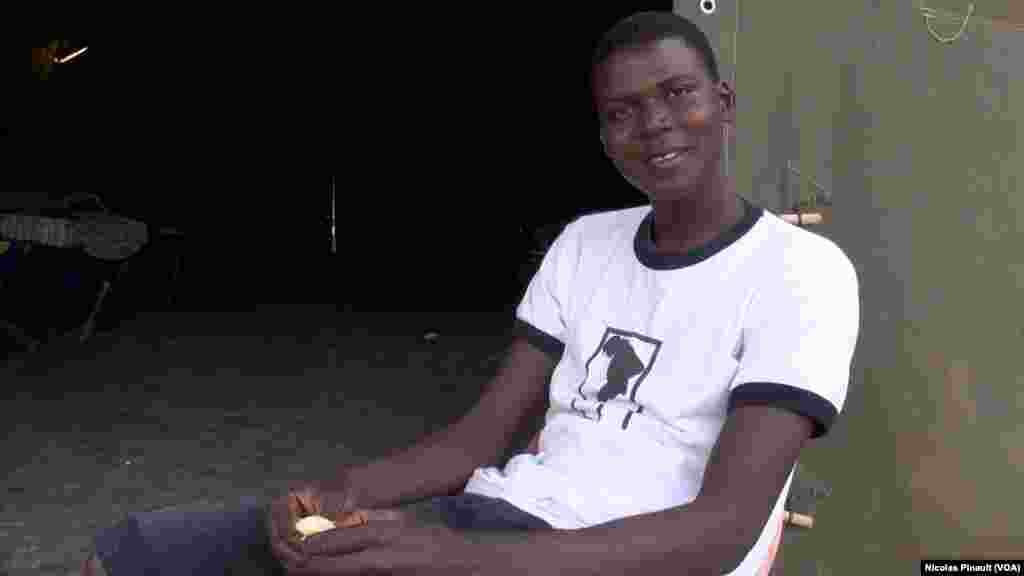 Morro Sanneh, un Gambien de 16 ans. Il tente de rejoindre l'Europe. Il pose pour VOA Afrique dans le centre d'accueil de la Croix Rouge italienne derrière la gare de Tiburtina, Rome, 5 octobre 2015 (Nicolas Pinault/VOA). 