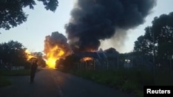 Dix personnes ont été tuées quand un camion rempli de gaz s'est retrouvé coincé sous un tunnel près d'un hôpital à Boksburg, à une quarantaine de kilomètres à l'est de Johannesburg.