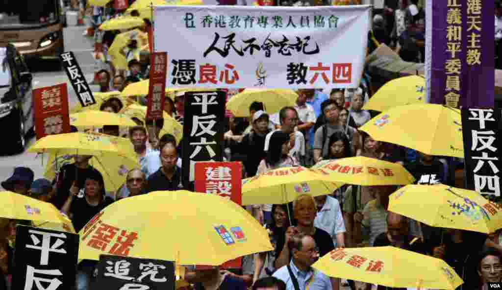 全香港最大的教師公會教協參與六四遊行。(美國之音湯惠芸攝)