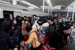 2020年1月10日春運期間石家莊火車站大批乘客上下車的景象。