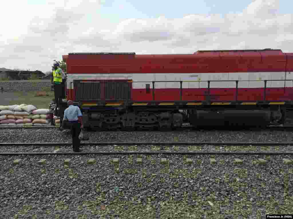 Locomotiva parada na estação dos Caminhos de Ferro de Moçambique em Moatize