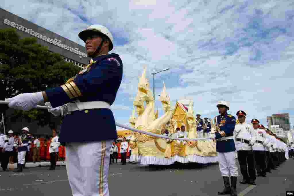 The procession of Chea Sim's funeral, former president of Cambodian People's Party and the Senate on June 19, 2015. (Nov Povleakhena/VOA Khmer)