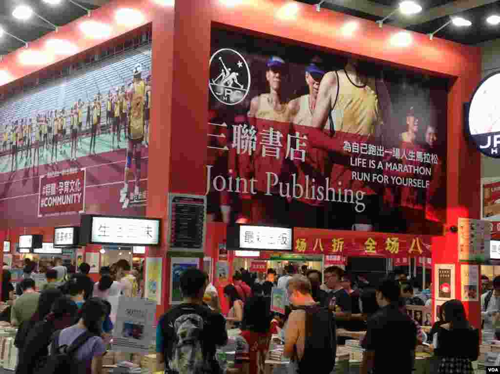 一年一度的香港書展7月20起在灣仔會展中心連續展出七天。據貿發局統計,共有640個書商參展,創下歷年新高,而主辦方也期待參觀人次可以再次突破百萬。