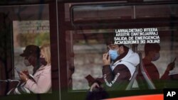 Des passagers d’un bus à Bilbao, dans le nord de l’Espagne, portant des masques, le 12 juin 2020.